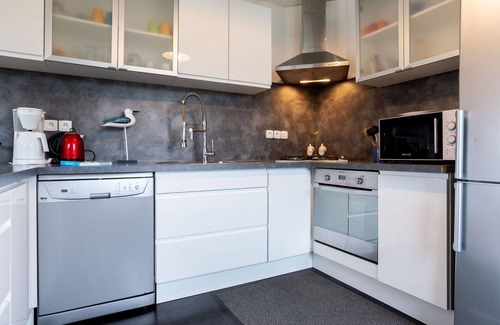 Denneville Casa | Estupenda casa de vacaciones privada con WIFI, TV, terraza, mascotas permitida y aparcamiento
