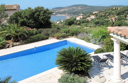 Agay Villa | Estupenda casa de vacaciones privada con WIFI, piscina privada, A/C, TV, terraza y aparcamiento