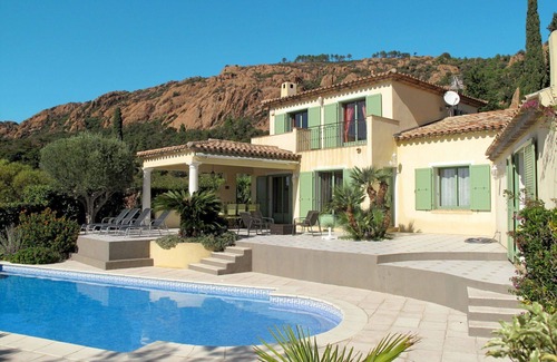 Agay Villa | Estupenda casa de vacaciones privada con WIFI, piscina privada, A/C, TV, terraza y aparcamiento