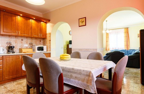 Balatonszarszo Casa | Estupenda casa de vacaciones privada con WIFI, piscina privada, TV, terraza y aparcamiento