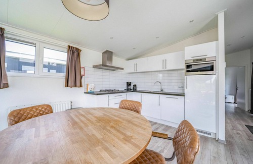 Dordtse Biesbosch Casa | Estupenda casa de vacaciones privada para 4 personas con WIFI, piscina, TV, terraza y aparcamiento