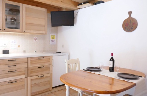 Malvaglia Casa | Maravillosa casa de vacaciones privada para 2 personas con TV, balcón y aparcamiento