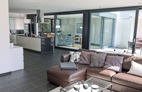 Ruetli Casa | Maravillosa casa de vacaciones privada con WIFI, TV, patio, mascotas permitida y aparcamiento