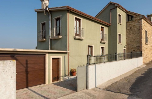 Malpica de Bergantinos Casa | Preciosa casa de vacaciones privada para 8 personas con WIFI, TV, terraza y aparcamiento