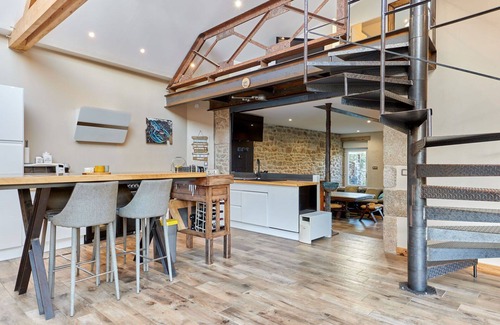 Reville Casa | Estupenda casa de vacaciones privada para 8 personas con WIFI, TV, mascotas permitida y aparcamiento