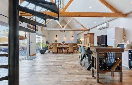 Reville Casa | Estupenda casa de vacaciones privada para 8 personas con WIFI, TV, mascotas permitida y aparcamiento