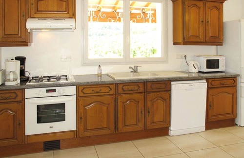 Valreas Casa | Estupenda casa de vacaciones privada con WIFI, TV, terraza, mascotas permitida y aparcamiento