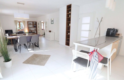 Petrov Villa | Casa de vacaciones privada con WIFI, piscina privada, TV, terraza, mascotas permitida, aparcamiento