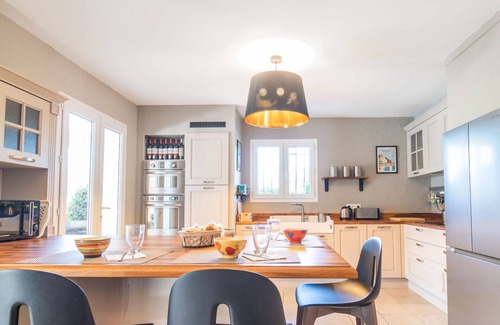 Carces Casa | Maravillosa casa de vacaciones privada con A/C, WIFI, piscina privada, TV, terraza y aparcamiento