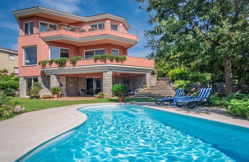 Zurkovo Villa | Preciosa casa de vacaciones privada con WIFI, A/C, piscina privada, TV, terraza y mascotas permitida