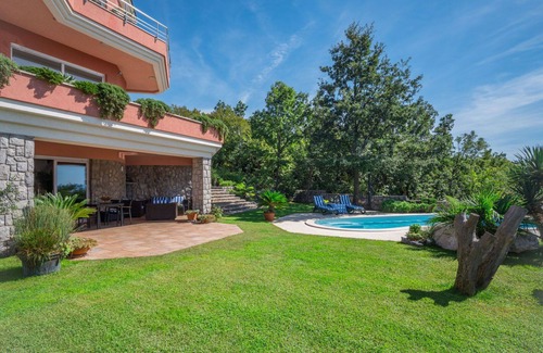 Zurkovo Villa | Preciosa casa de vacaciones privada con WIFI, A/C, piscina privada, TV, terraza y mascotas permitida