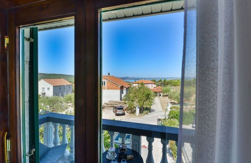 Bilice Casa | Preciosa casa de vacaciones privada con A/C, WIFI, piscina privada, TV, terraza y aparcamiento