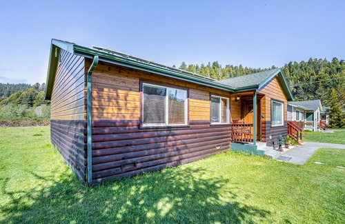Orick Cabina | Wonderful retreat near hiking & beach with gas grill, large deck, & WiFi