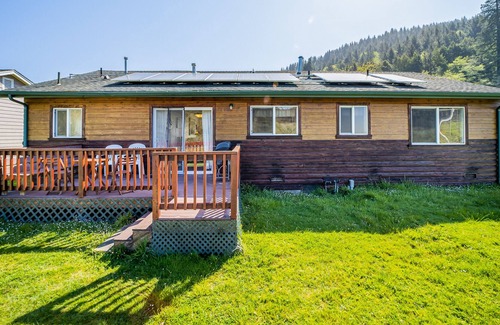 Orick Cabina | Wonderful retreat near hiking & beach with gas grill, large deck, & WiFi