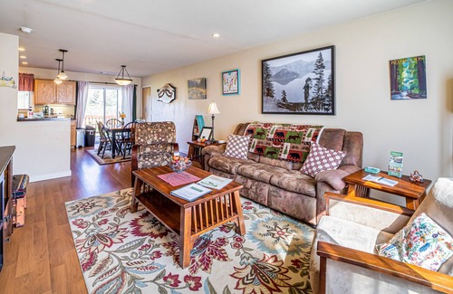 Orick Cabina | Wonderful retreat near hiking & beach with gas grill, large deck, & WiFi