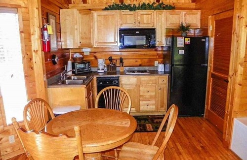 Pigeon Forge Apartamento | Wonderful Studio Cabin - Cerca del río y la ciudad. Perfecto para parejas!