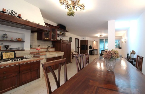Monfumo Villa | Casa de vacaciones con WIFI, piscina, jacuzzi, TV, patio, mascotas permitida, aparcamiento
