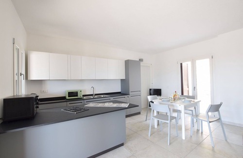 Baia Sant'Anna Villa | Estupenda casa de vacaciones para 7 personas con A/C, WIFI, TV, patio y aparcamiento