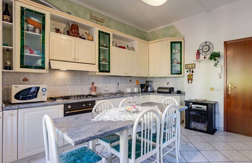 Porto Ceresio Casa | Maravillosa casa de vacaciones para 7 personas con WIFI, TV, balcón y aparcamiento