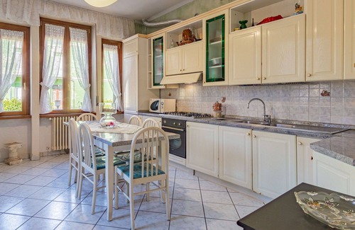 Porto Ceresio Casa | Maravillosa casa de vacaciones para 7 personas con WIFI, TV, balcón y aparcamiento