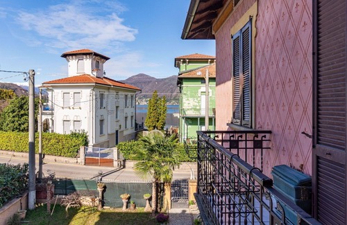 Porto Ceresio Casa | Maravillosa casa de vacaciones para 7 personas con WIFI, TV, balcón y aparcamiento