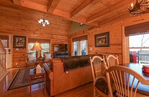 Bostic Cabina | Wonderfully Cozy Mountainside Log Cabin