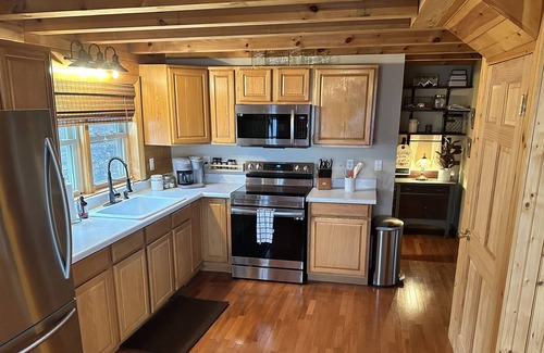 Bostic Cabina | Wonderfully Cozy Mountainside Log Cabin