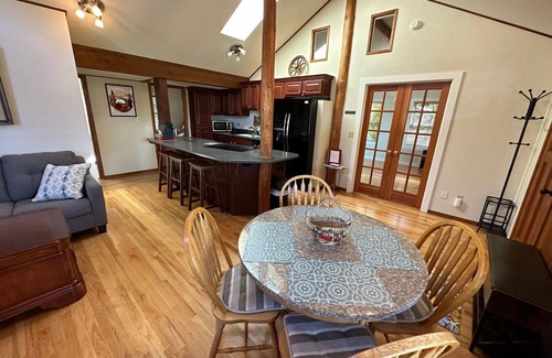 Florence Casa | Wonderfully located near Bay Street and all the wonderful restaurants. Sauna!