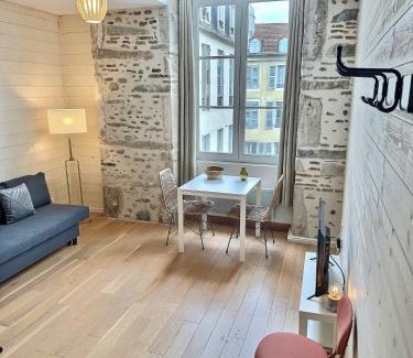 Centre Ville Apartamento | WonderHost, bois et pierre en cœur de ville