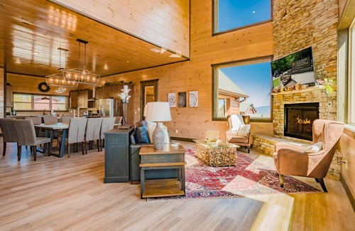 Bluff Mountain Cabina | Wonderland Lodge: Mtn Views, Pool, S/Secluded, Games Theater, wifi, hot tub...