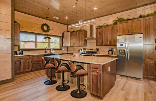 Bluff Mountain Cabina | Wonderland Lodge: Mtn Views, Pool, S/Secluded, Games Theater, wifi, hot tub...