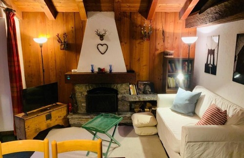 Pallusieux Apartamento | Wood and stone Chalet apartment