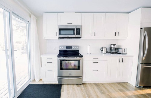 Conquerall Bank Casa | Wood-Fired Sauna on The Water, Sleeps 8 – Private Waterfront!