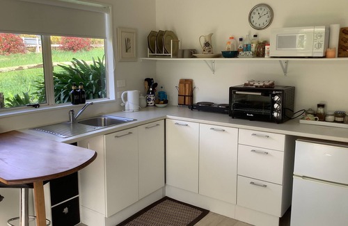 Waikino Cabaña | Wood Pigeon Cottage- Pet friendly 2kms from Hauraki Rail Trail-Free Breakfast