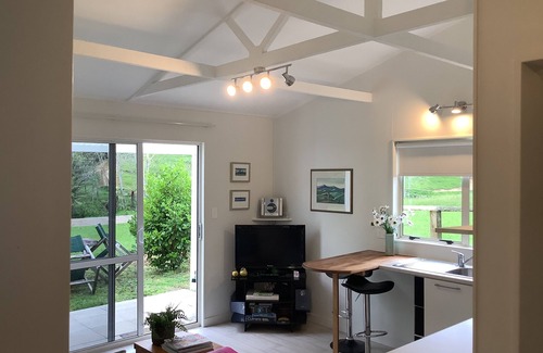 Waikino Cabaña | Wood Pigeon Cottage- Pet friendly 2kms from Hauraki Rail Trail-Free Breakfast
