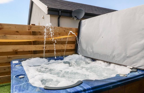 Amlwch Casa | WOODBANK LODGE, romantic, with hot tub in Llanfechell
