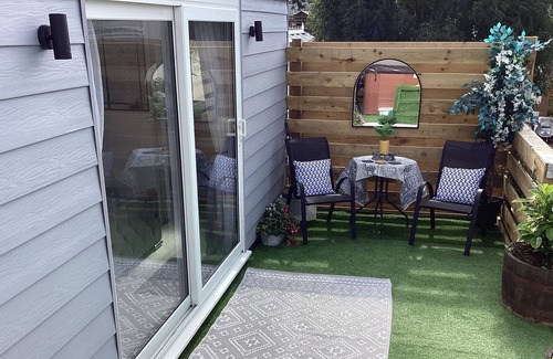 Amlwch Casa | WOODBANK LODGE, romantic, with hot tub in Llanfechell