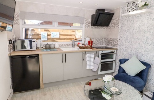 Amlwch Casa | WOODBANK LODGE, romantic, with hot tub in Llanfechell