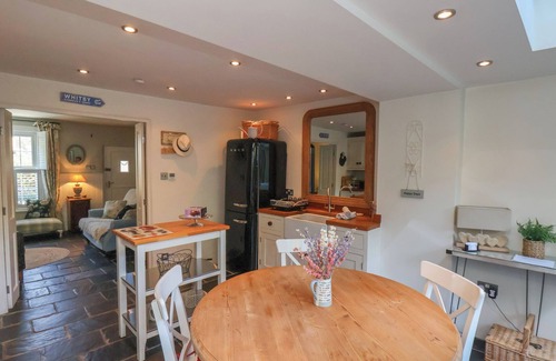 Sandsend Cabaña | WOODBINE COTTAGE, pet friendly, character holiday cottage in Sandsend