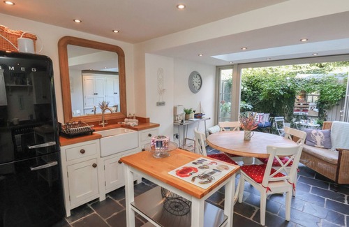 Sandsend Cabaña | WOODBINE COTTAGE, pet friendly, character holiday cottage in Sandsend