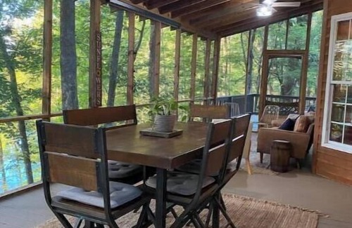 Rock Island Cabina | Wooded Cabin on Rocky River