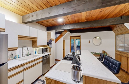 Neighbors Southwest Casa | Wooded hideaway, a tranquil retreat in the heart of Beaverton with loft and WiFi