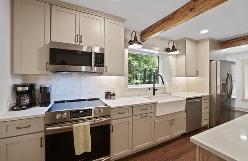 Leesburg Casa | Wooded Home + Cottage - newly remodeled w/WIFI, close to wineries!