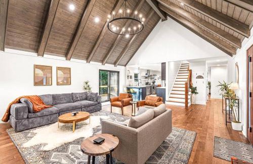 Alexander Casa | Wooded Oasis, HotTub, Sauna, GameRoom, 15min 2 AVL