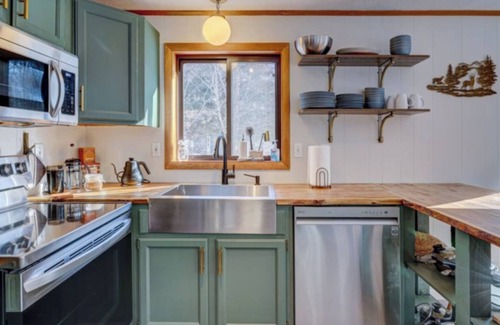 Gouldsboro Cabina | Wooded Retreat in Poconos Mountain Resort w/ Firepit and Kayaks!