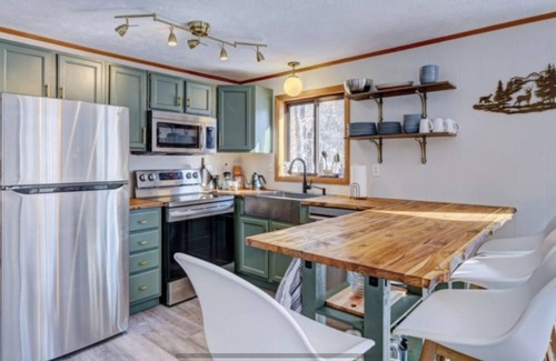 Gouldsboro Cabina | Wooded Retreat in Poconos Mountain Resort w/ Firepit and Kayaks!