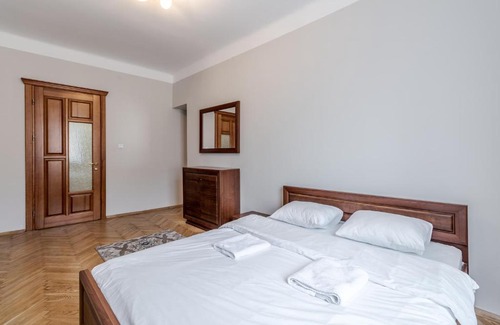 Lviv City Center Apartamento | Wooden Apartment