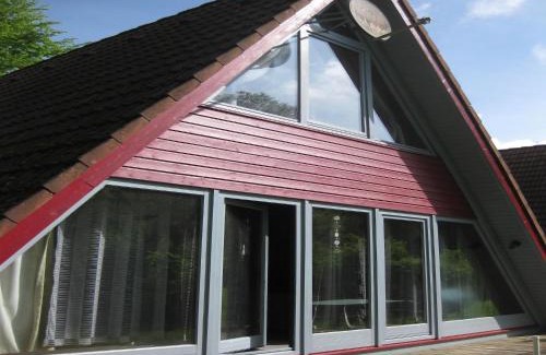 Machtlos Casa | Wooden bungalow with a terrace in a wooded area
