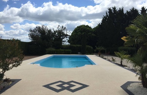 Chabournay Cabina | Caravana de madera en gran finca con piscina - para 4 personas