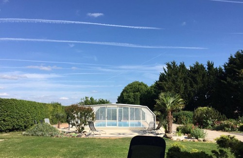 Chabournay Cabina | Caravana de madera en gran finca con piscina - para 4 personas